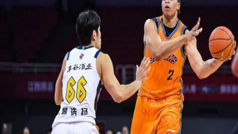 威廉王子参观阿斯顿维拉更衣室，同庆欧会杯辉煌时刻